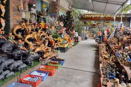 Chợ gốm Bát Tràng tất bật những ngày cận Tết