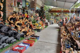 Chợ gốm Bát Tràng tất bật những ngày cận Tết