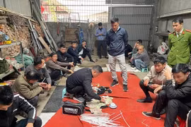 40 cảnh sát đột kích sới bạc trong xưởng cơ khí ở Hà Nội