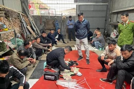 40 cảnh sát đột kích sới bạc trong xưởng cơ khí ở Hà Nội