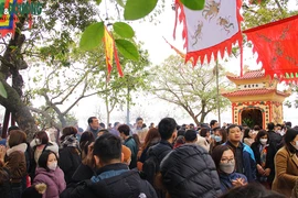 “Biển người” tới cầu tài lộc đầu năm tại phủ Tây Hồ