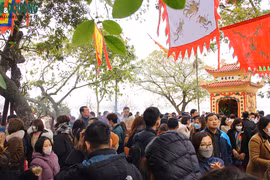 “Biển người” tới cầu tài lộc đầu năm tại phủ Tây Hồ