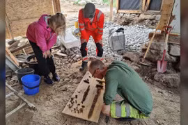 Khai quật vũ khí của chiến binh cổ đại trong sân nhà ở Na Uy