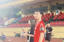 Vợ chồng Bùi Tiến Dũng phát cẩu lương giữa chốn đông người sau ồn ào