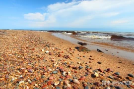 Hồ đặc biệt nhất Trung Quốc không có nước mà chứa kho báu tỷ đô