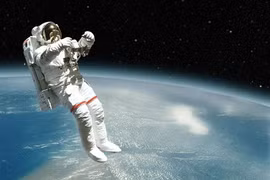 Lơ lửng ngoài không gian, vì sao phi hành gia có thể gọi điện thoại? 