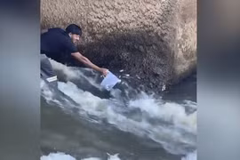 Mang ca nhựa đi bắt cá, thanh niên thu được thành quả đáng kinh ngạc