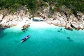 Khám phá vẻ đẹp hoang sơ của đảo Bình Hưng