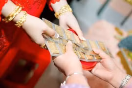 Được mừng cưới 2 chỉ vàng 4 năm trước, nay bạn cưới nên mừng thế nào?