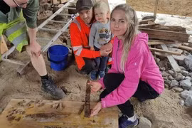 Đào bới sân nhà, bất ngờ lộ mộ cổ xa hoa đầy ắp “báu vật“