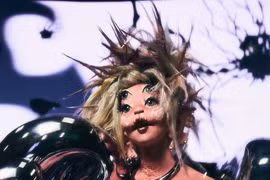 Nữ ca sĩ gây hoang mang vì ngoại hình như người ngoài hành tinh