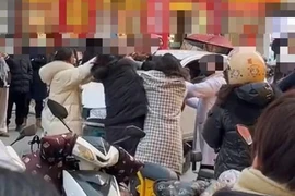 Con gái bất ngờ khi bố tát mẹ để bảo vệ nhân tình