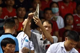 Bê-tông rơi trúng CĐV trên sân Lạch Tray