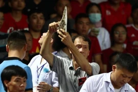 Bê-tông rơi trúng CĐV trên sân Lạch Tray