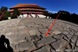 Lật lớp gạch sàn Tử Cấm Thành, chuyên gia hoảng hốt thấy thứ này...