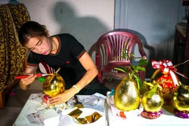 Lộ diện trái cây dát vàng chưng Tết