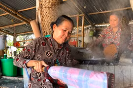 Bánh tráng miền Tây 'đắt như tôm tươi' dịp Tết