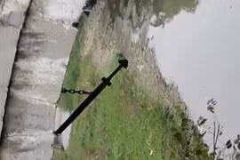 Kỳ lạ “kiếm rồng” treo dưới cây cầu cổ, đố ai dám mạo phạm 