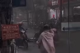 Trời sẩm tối lại đổ mưa lớn, cú ngã xe và cái kết ấm lòng