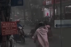 Trời sẩm tối lại đổ mưa lớn, cú ngã xe và cái kết ấm lòng