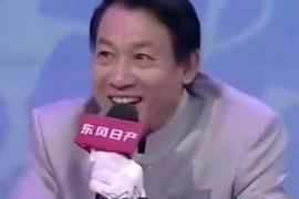 Mang bình cổ thời Càn Long đi thẩm định, suýt khóc khi chuyên gia phán