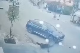 Video: Tài xế vội vàng, ô tô Santafe lao đầu vào xe container đang chạy