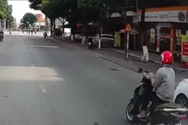 Video: Nhặt được điện thoại, người phụ nữ có hành động bất ngờ