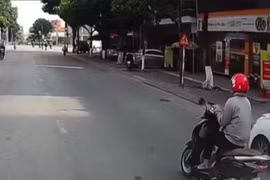 Video: Nhặt được điện thoại, người phụ nữ có hành động bất ngờ