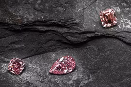 Vỏ Trái đất tách đôi, “kho báu” kim cương hồng bung tràn khắp nơi