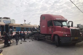 Xe đầu kéo bất cẩn va chạm với tàu hỏa tại Hà Nội