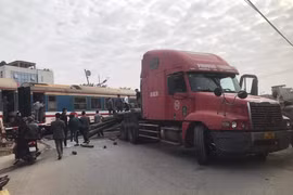 Xe đầu kéo bất cẩn va chạm với tàu hỏa tại Hà Nội