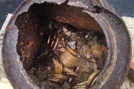 Đi dạo trên đường, vô tình nhặt được “kho báu” triệu đô 