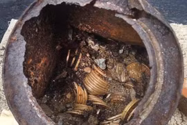 Đi dạo trên đường, vô tình nhặt được “kho báu” triệu đô 