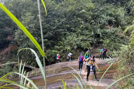 'Lạc vào cổ tích' cung đường chinh phục ngọn núi hiểm trở nhất Tây Bắc