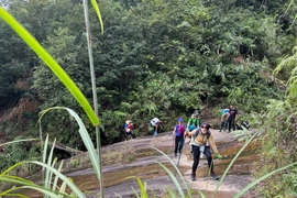 'Lạc vào cổ tích' cung đường chinh phục ngọn núi hiểm trở nhất Tây Bắc