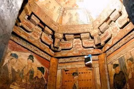 Giới khảo cổ sợ chạm tay vào 2 thứ sặc sỡ nào trong mộ cổ? 