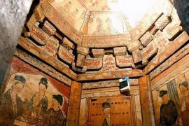 Giới khảo cổ sợ chạm tay vào 2 thứ sặc sỡ nào trong mộ cổ? 