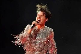 Nam ca sĩ 'đứng hình' khi khán giả mượn micro để cầu hôn nhau