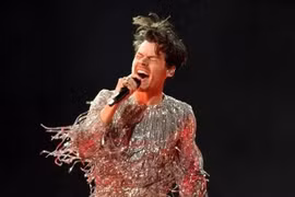 Nam ca sĩ 'đứng hình' khi khán giả mượn micro để cầu hôn nhau