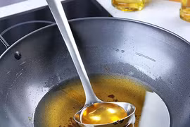 Tỷ bệnh nguy hiểm "rình rập" khi bạn tái sử dụng dầu ăn