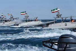 Ông Trump cho phép bắn xuồng Iran "cà khịa" tàu chiến Mỹ... tướng hải quân vội ngăn cản