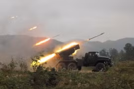 Pháo phản lực Việt Nam triển khai "hỏa đồ trận" thị uy sức mạnh 