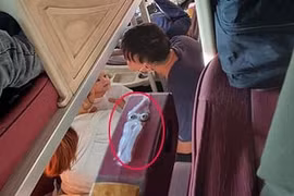 Ông bố nựng con trên xe khách khiến dân mạng rần rần chia sẻ