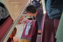 Ông bố nựng con trên xe khách khiến dân mạng rần rần chia sẻ