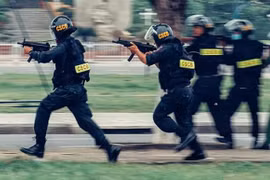 Xem cảnh sát cơ động Việt Nam thực binh với tiểu liên đẳng cấp thế giới