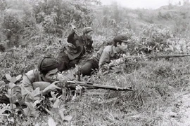 Dân quân Việt Nam dùng vũ khí từ thế chiến hai để bảo vệ biên giới năm 1979