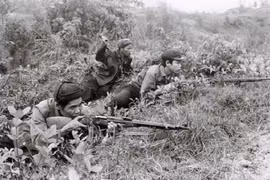 Dân quân Việt Nam dùng vũ khí từ thế chiến hai để bảo vệ biên giới năm 1979
