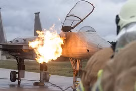 Cứu hoả của NATO huấn luyện chữa cháy với toàn máy bay Mỹ