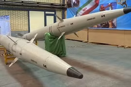 Iran bất ngờ "trình làng" tên lửa Raad-500 dùng nhiên liệu rắn, tầm bắn 500 km