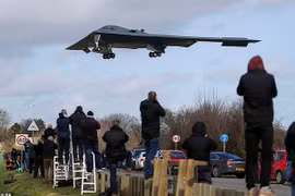 Oanh tạc cơ B-2 Spirit của Mỹ xuất hiện ở Anh "hù doạ" ai?